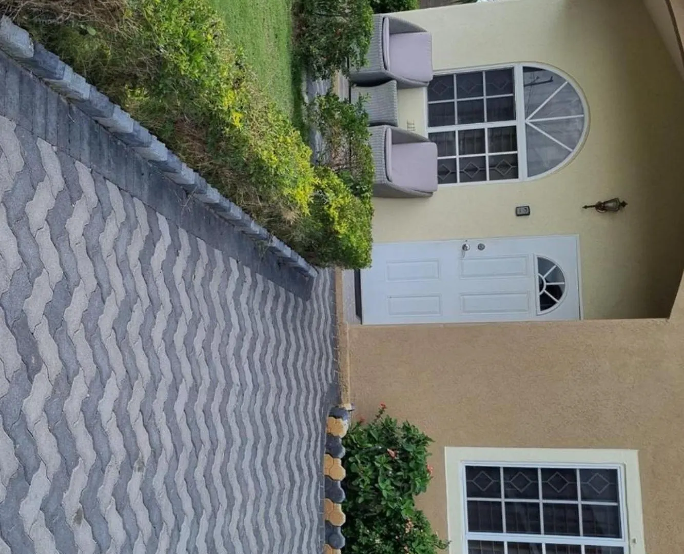 Casa de Férias Charming 2-Bed House In Portmore Gated Community